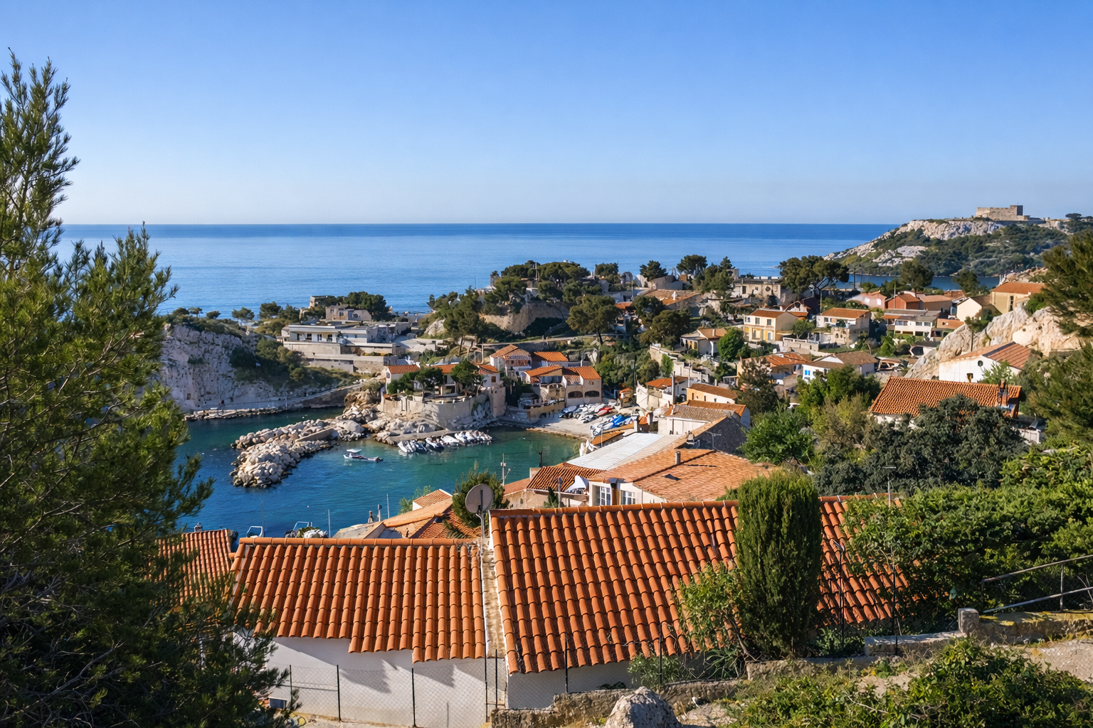 Vue-de-Niolon-et-son-port Airbnb Niolon