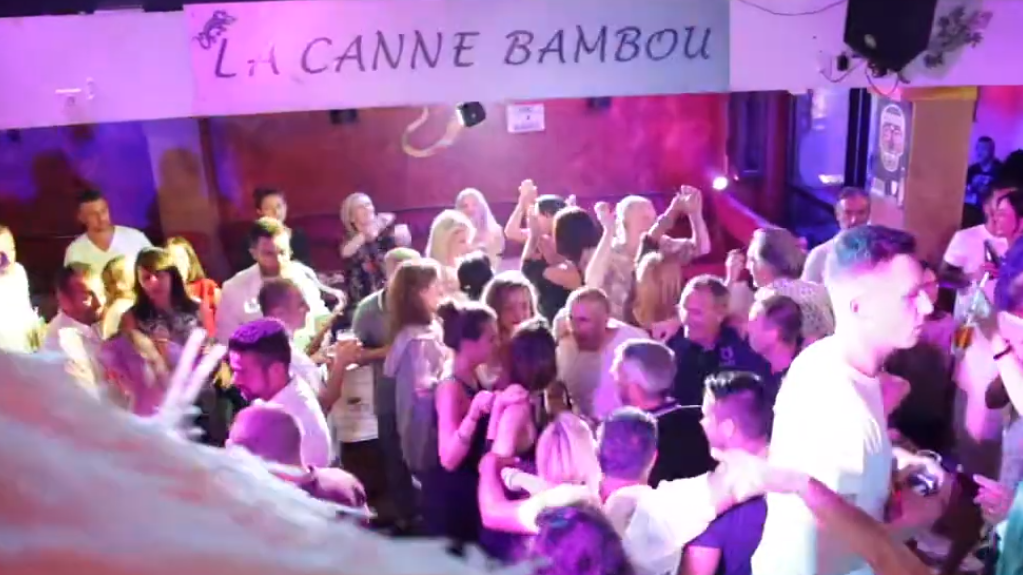 Bar à Niolon : où boire un verre face à la calanque ?