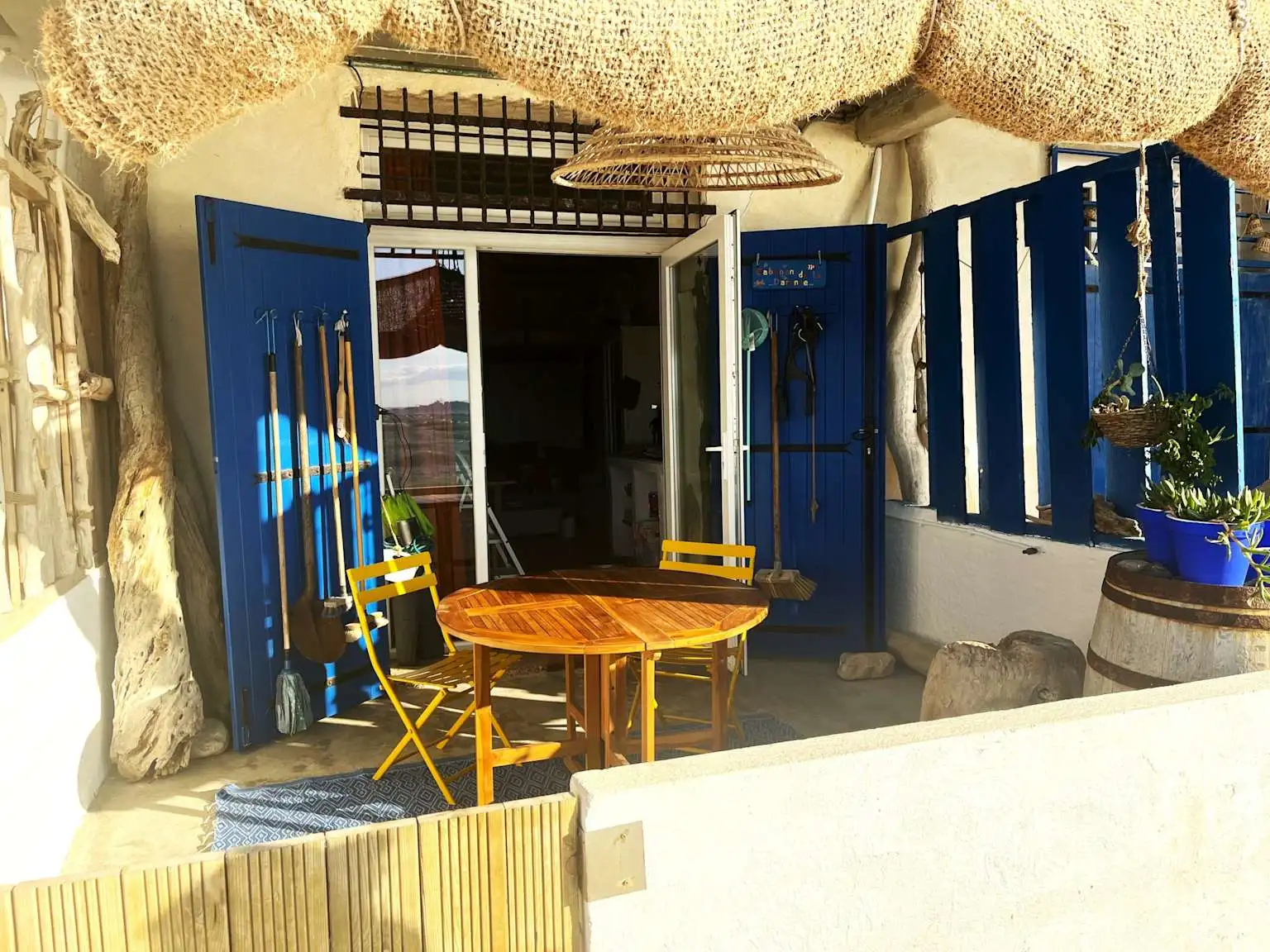Terrasse d'un cabanon de pêcheur location dans les calanques