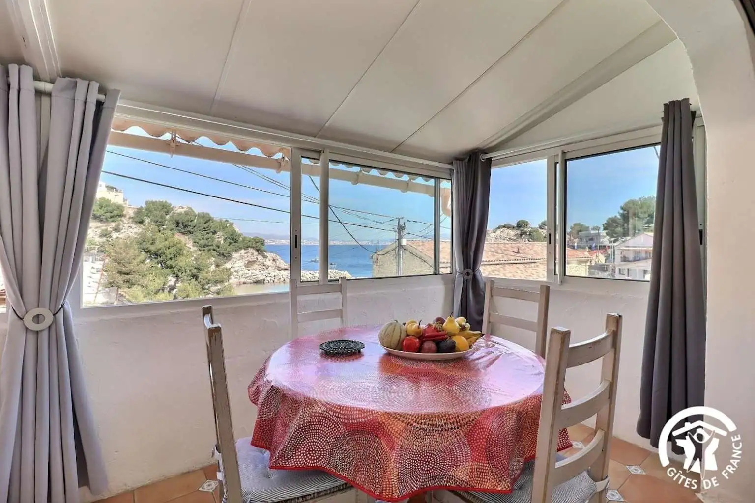 Intérieur du cabanon La Cigale à Niolon Location Calanques Marseille