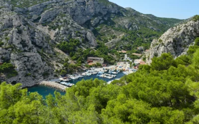 Dormir dans les Calanques de Marseille : le guide honnête des hébergements